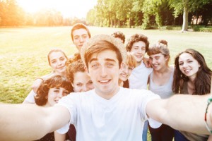 Dieci amici si fanno un selfie al parco
