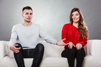 una ex pareja está sentada en el sofá pensando en su relación.